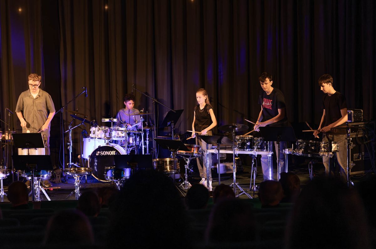 Koncert bubeníků ZUŠ v kině Štětí — foto