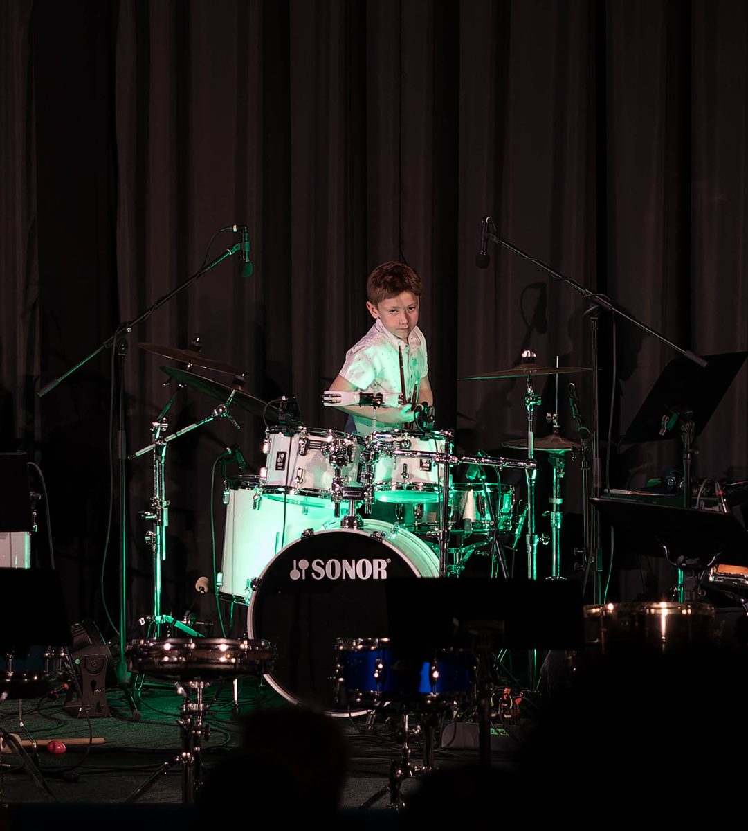 Koncert bubeníků ZUŠ v kině Štětí — foto