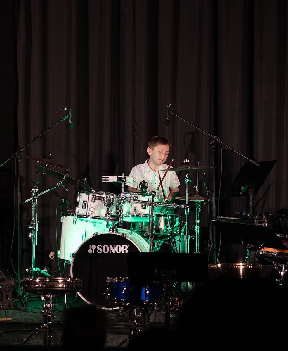 Koncert bubeníků ZUŠ v kině Štětí — foto