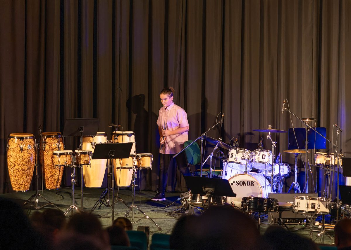 Koncert bubeníků ZUŠ v kině Štětí — foto