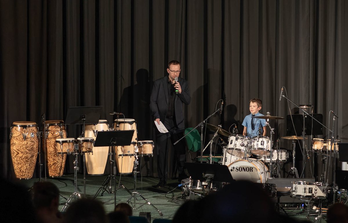 Koncert bubeníků ZUŠ v kině Štětí — foto