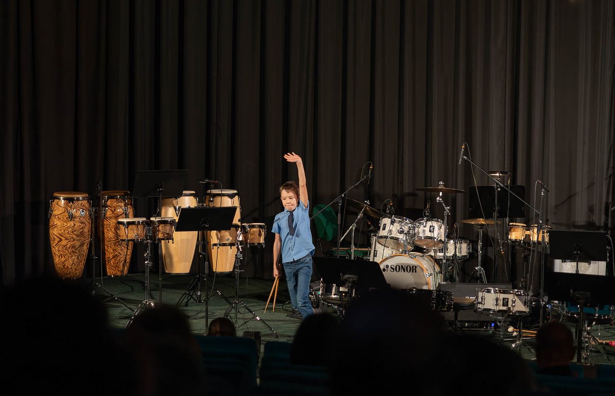 Koncert bubeníků ZUŠ v kině Štětí — foto