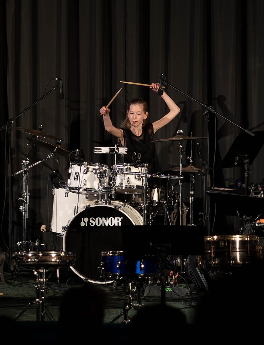 Koncert bubeníků ZUŠ v kině Štětí — foto